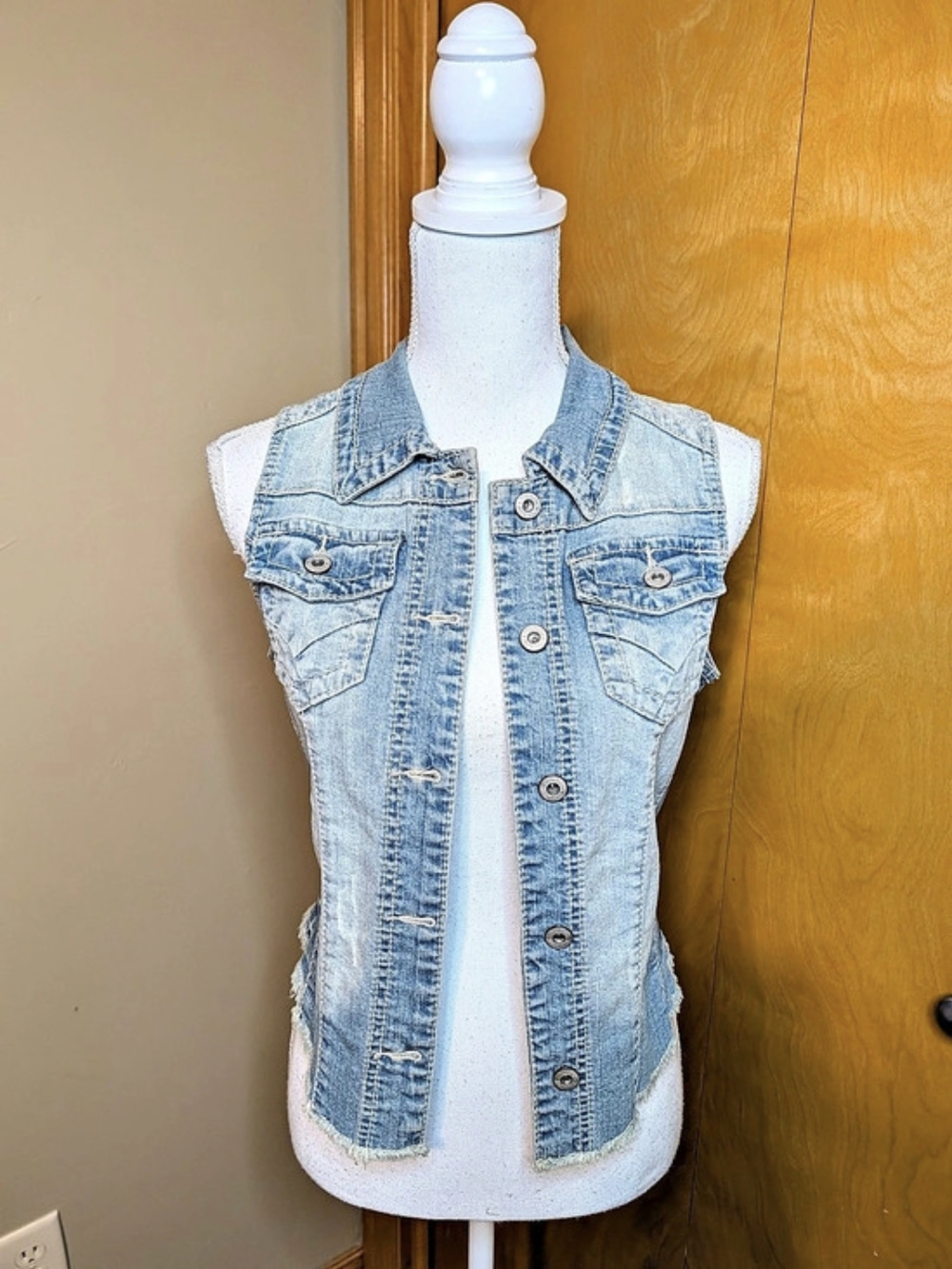 Maurices Medium Raw Hem Distressed Denim Vest Blue Small